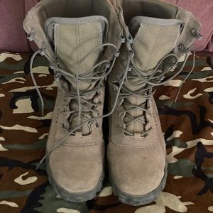 Military combat boots, like brand new , size 6.